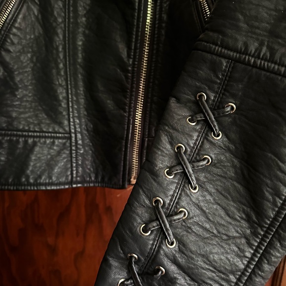 Guess Fitted Leather Jacket with Yellow Gold Details 🖤 Size XL - Picture 2 of 7